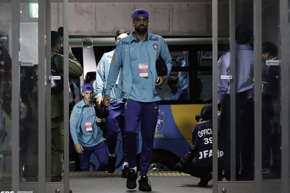 Fabrício Bruno em chegada ao jogo da seleção brasileira