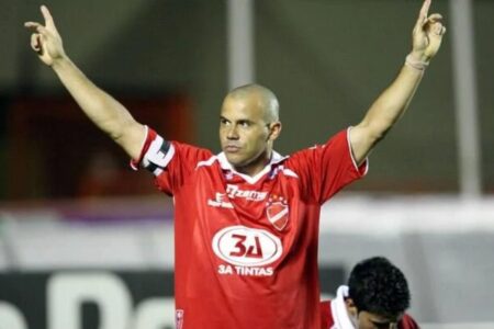 Ex-Vila e Goiás, Roni celebra fim de investigação por suspeita de fraude fiscal (Foto: Vila Nova)