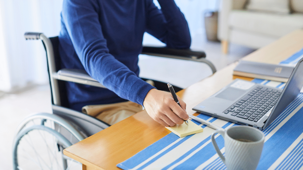 Imagem de um cadeirante trabalhando