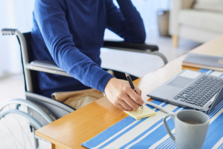 Imagem de um cadeirante trabalhando
