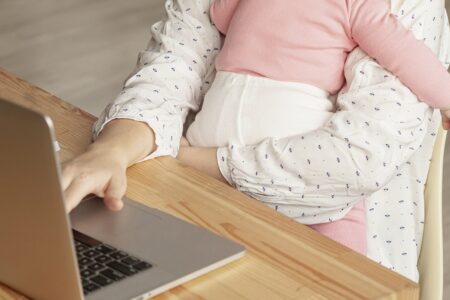 Justiça Federal reconhece direito a dois salários-maternidade simultâneos para mãe goiana