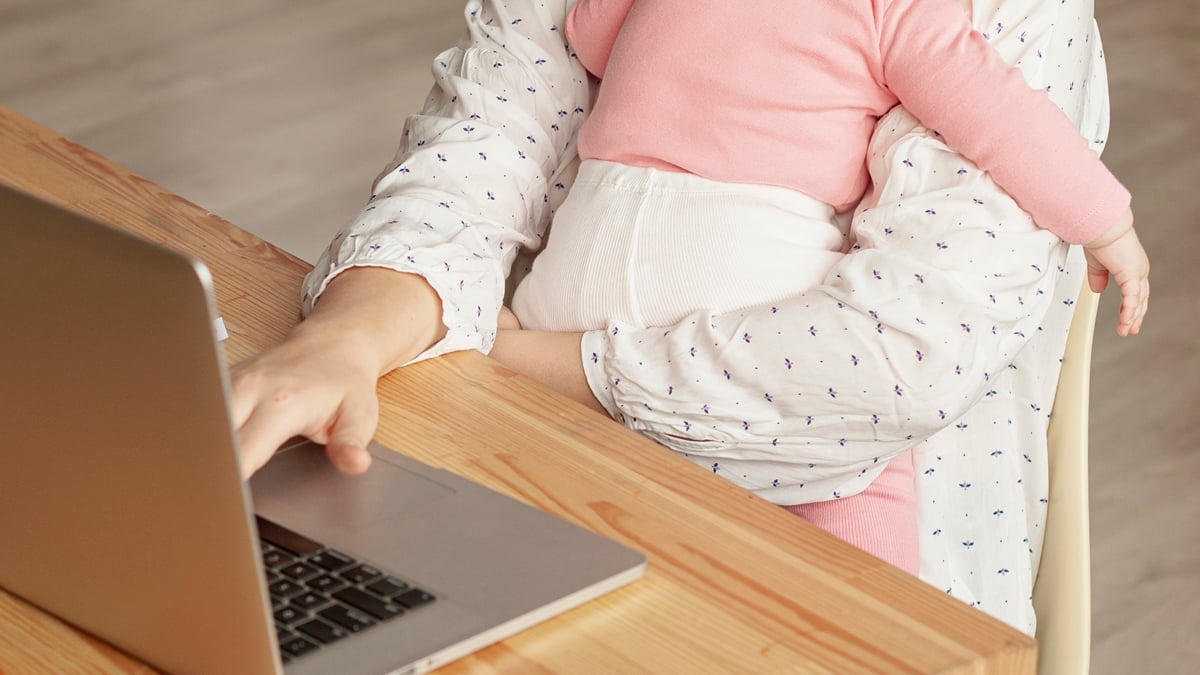 Justiça Federal reconhece direito a dois salários-maternidade simultâneos para mãe goiana