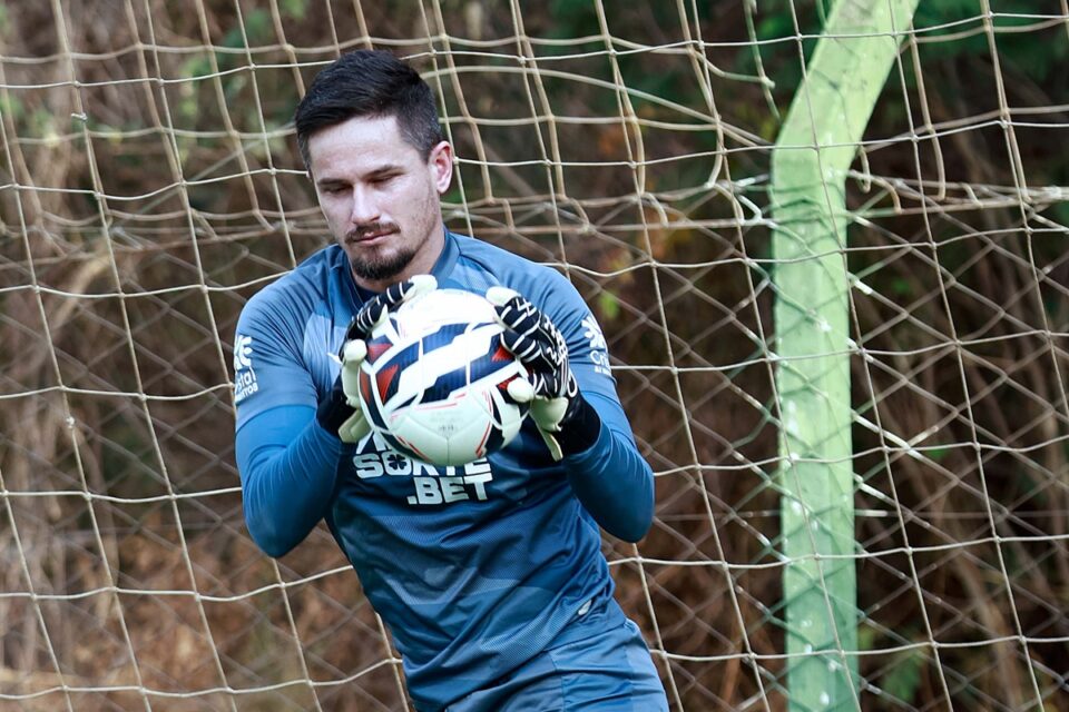 Goleiro Tadeu em treino pelo Goiás