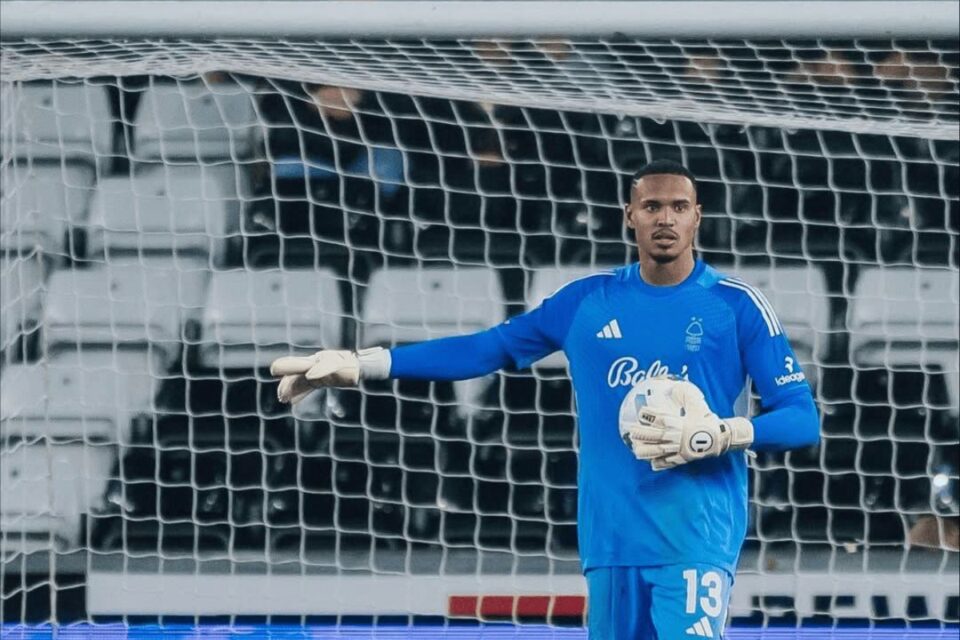 Goleiro John em jogo pelo Nottingham Forest