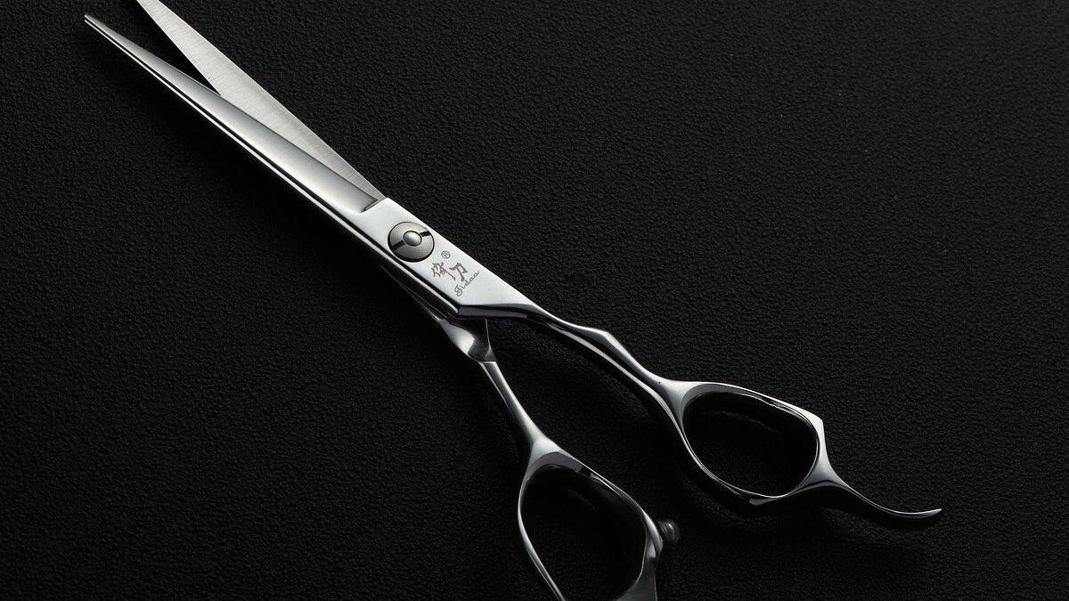 Mulher reage a agressão e atinge homem com tesourada em Catalão