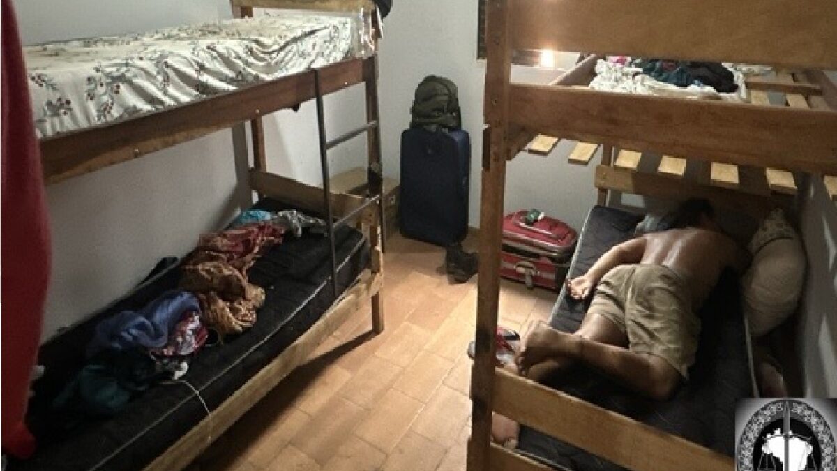 Imagem mostra um dos quartos em que trabalhadores ficavam no curto tempo de descanso