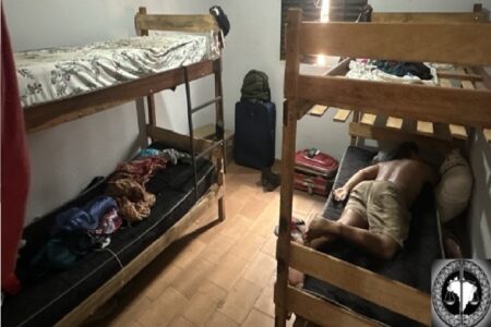 Imagem mostra um dos quartos em que trabalhadores ficavam no curto tempo de descanso