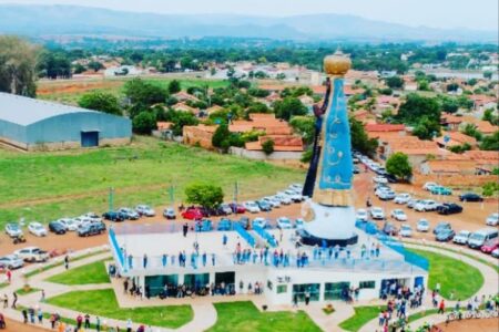 Imagem de Nossa Senhora Aparecida em Goiás, com 27 metros, é a maior em fibra de vidro do país