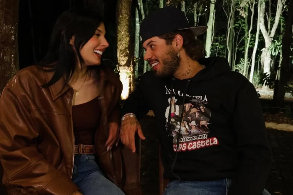Ana Castela e Zé Felipe aparecem juntos em clima de romance nas redes sociais