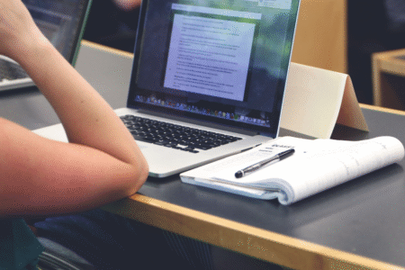 Imagem de uma pessoa estudando