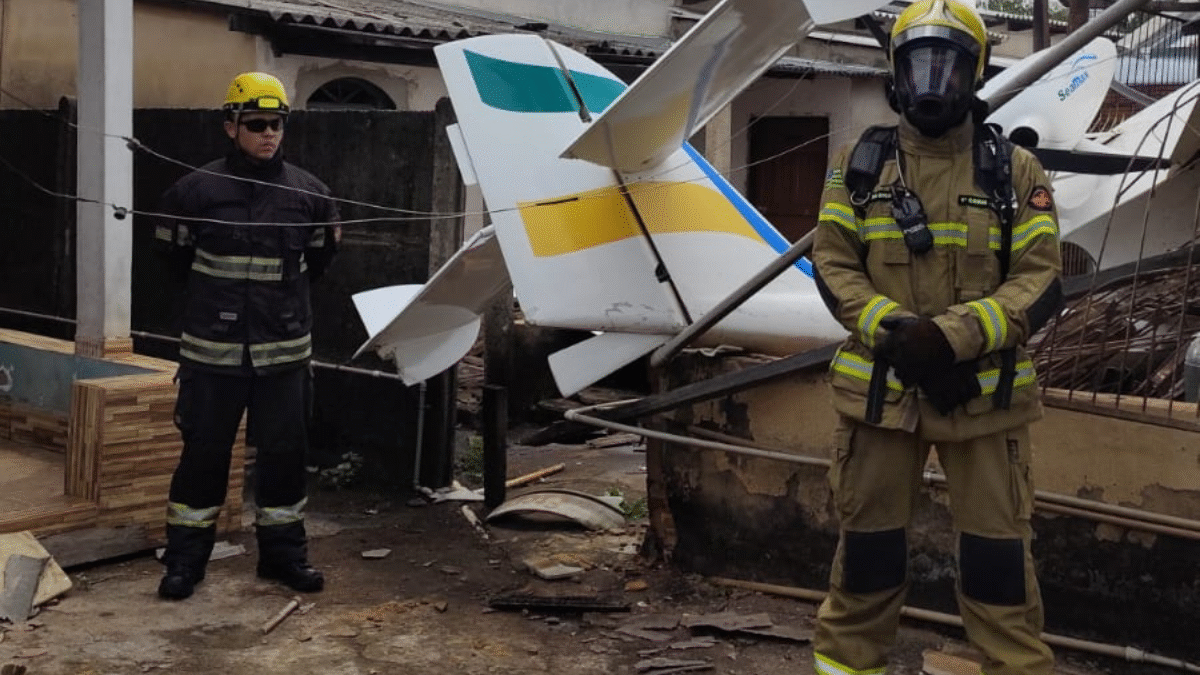 Piloto do avião que caiu em Goiânia diz que motor sofreu pane no ar (Foto: Bombeiros)