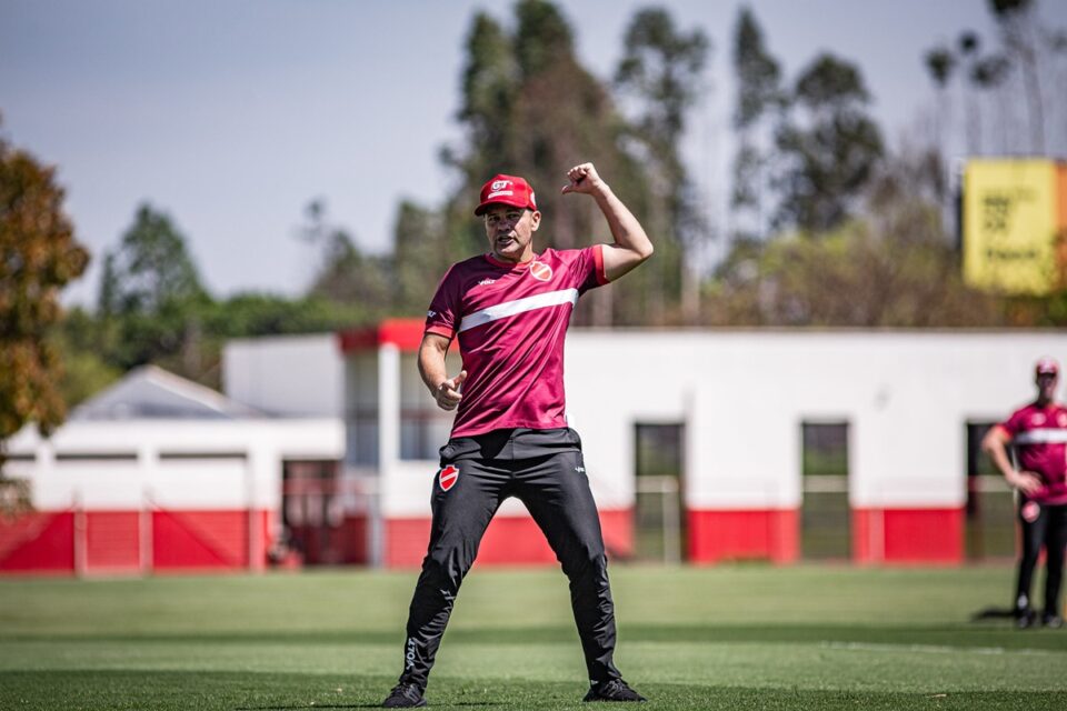 Umberto Louzer em treino do Vila Nova