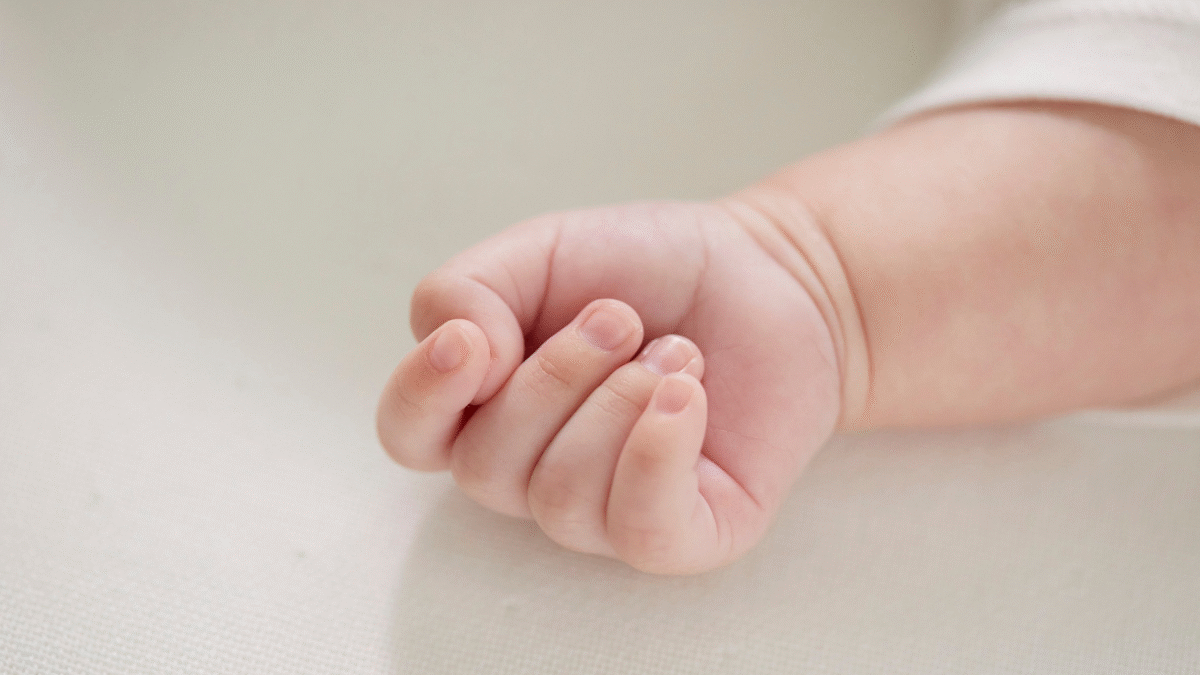 Imagem da mão de um bebê