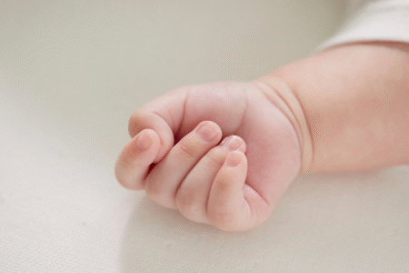 Imagem da mão de um bebê