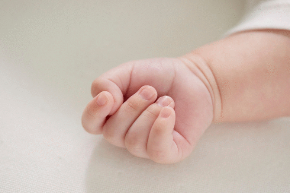 Imagem da mão de um bebê