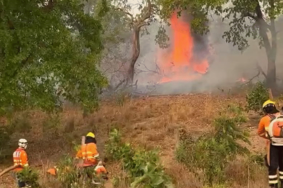 Bombeiros seguem o trabalho de combate à incêndio na Chapada dos Veadeiros