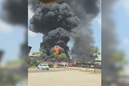 Incêndio de grandes proporções atinge empresa de reciclagem, em Catalão (Foto: Reprodução)