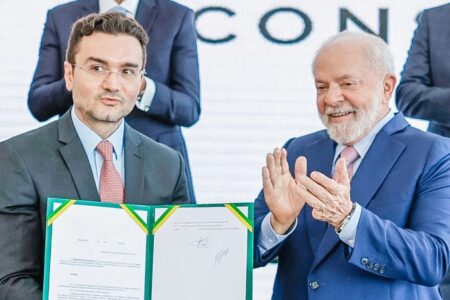 União Brasil afasta Sabino por permanecer no governo Lula e abre processo de expulsão