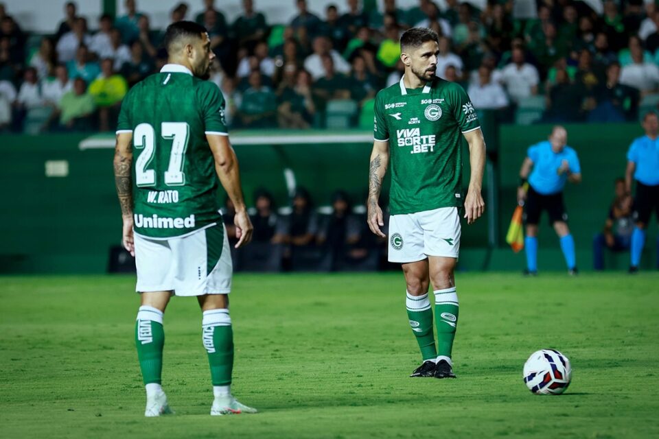 Jogadores do Goiás durante partida da Série B