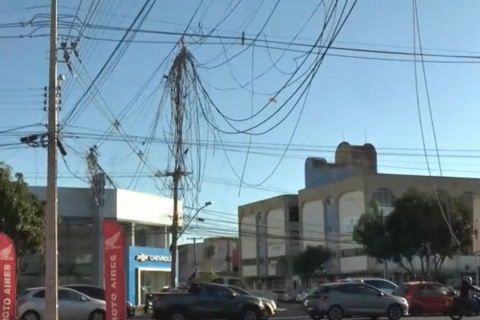 Previsão de chuvas fortes em Goiás acende alerta sobre risco de fios soltos; veja o que fazer