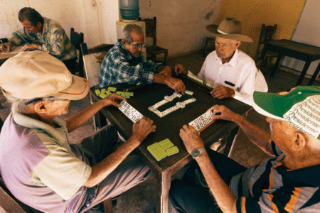 Imagem de homens idosos jogando dominó