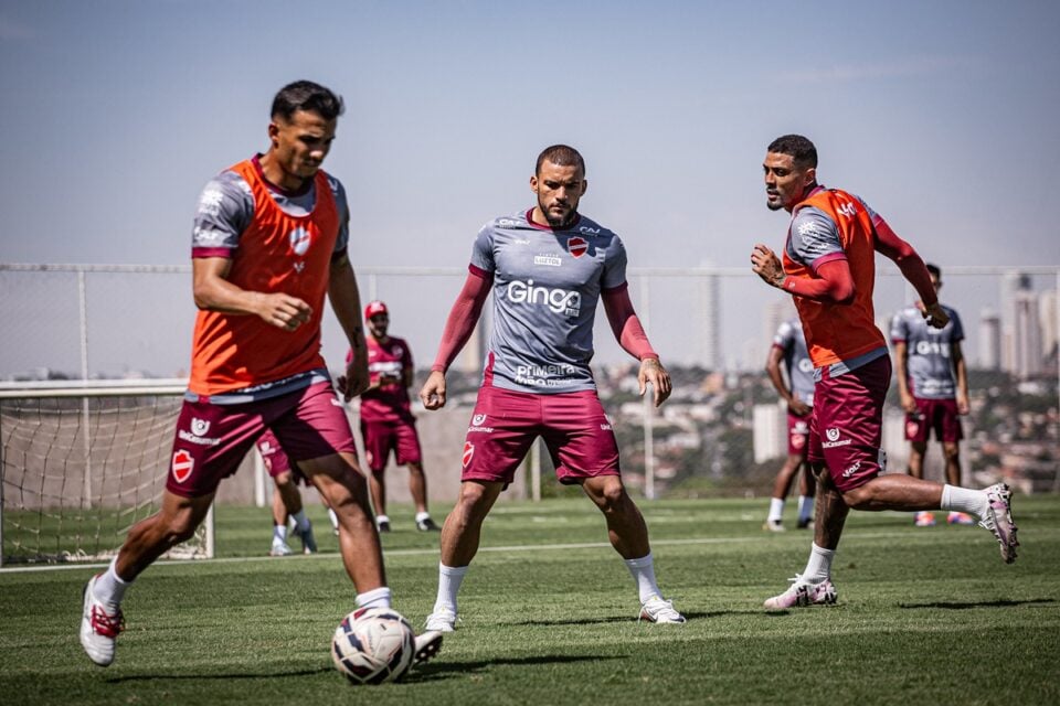 Jogadores do Vila Nova durante treino no CT
