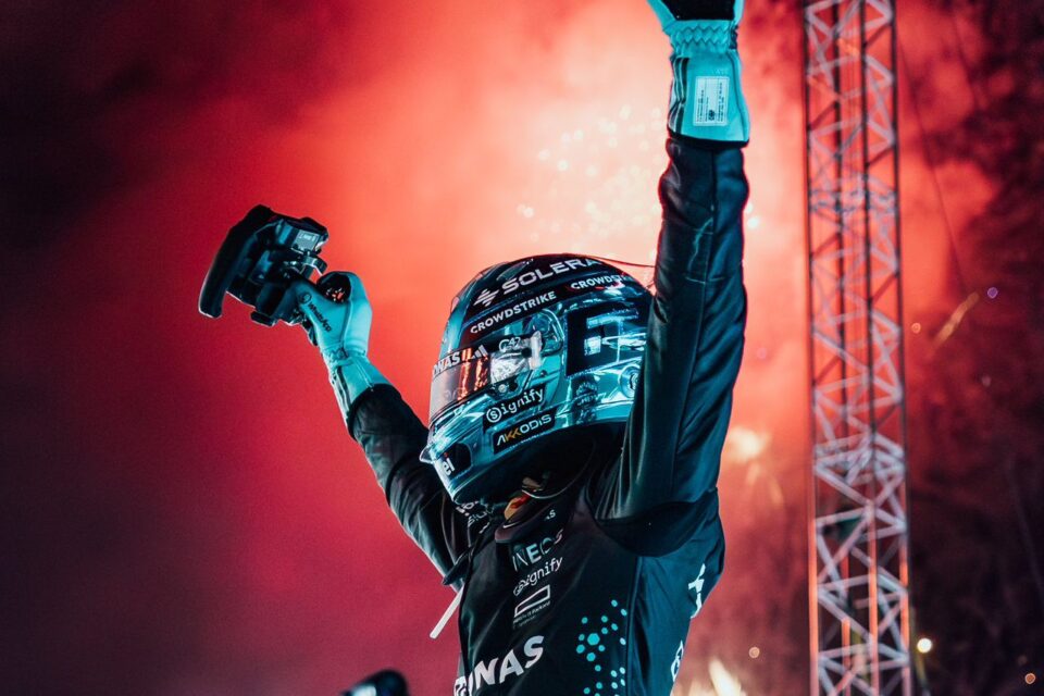 Russell vence em Singapura e McLaren conquista campeonato de construtor