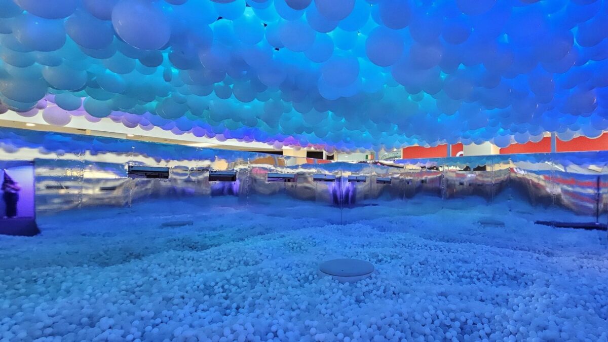 Cenário imersivo com mais de 130 mil bolas chega em Goiânia