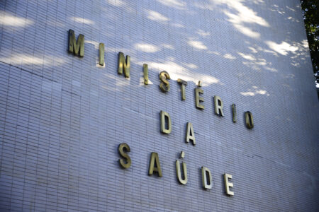 Ministério da Saúde anuncia compra antídotos para intoxicações por metanol no Brasil