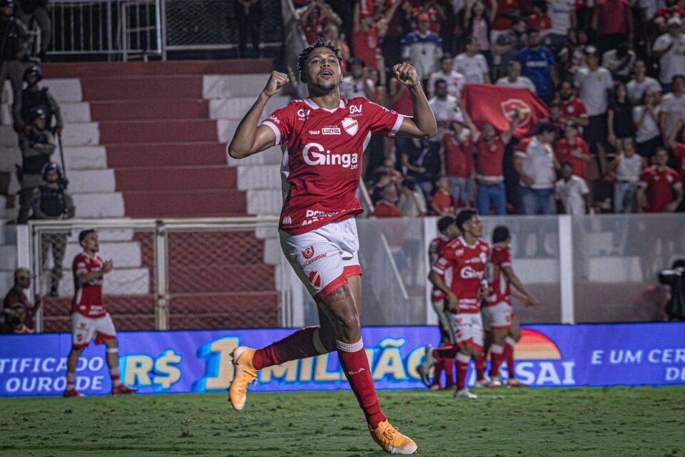 Pedro Romano comemora gol pelo Vila Nova