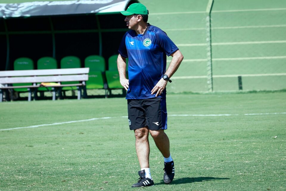 Fábio Carille em treino do Goiás
