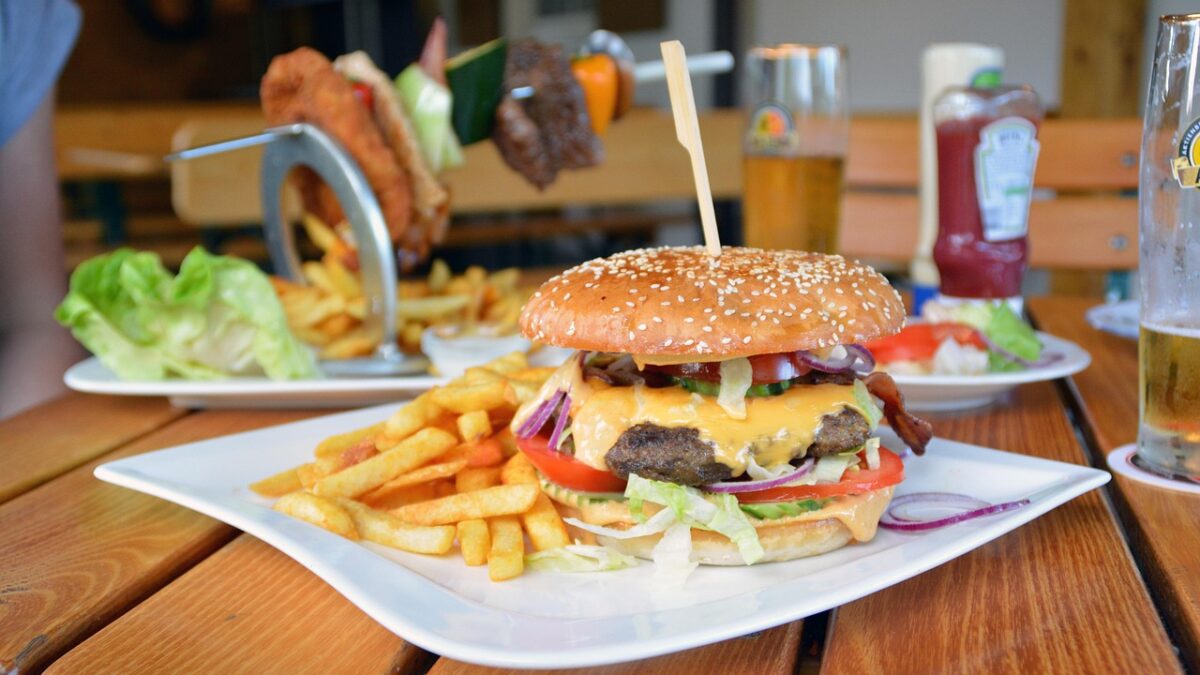 Europa quer proibir uso de termos como 'bife' e 'salsicha' em produtos sem carne (Foto: Pixabay)