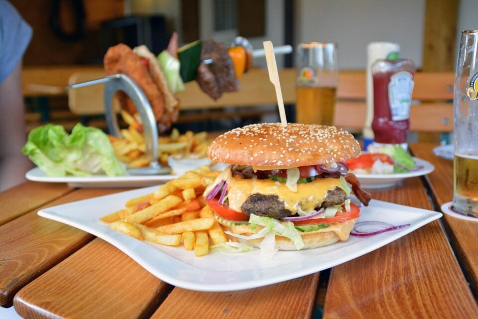 Europa quer proibir uso de termos como 'bife' e 'salsicha' em produtos sem carne (Foto: Pixabay)