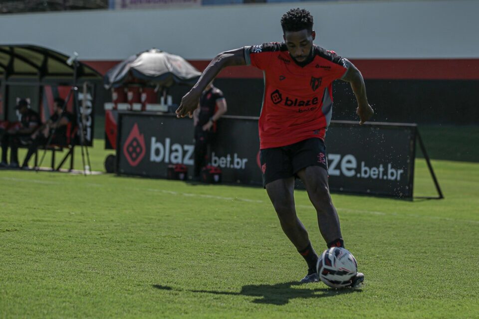 Guilherme Romão em treino do Atlético Goianiense