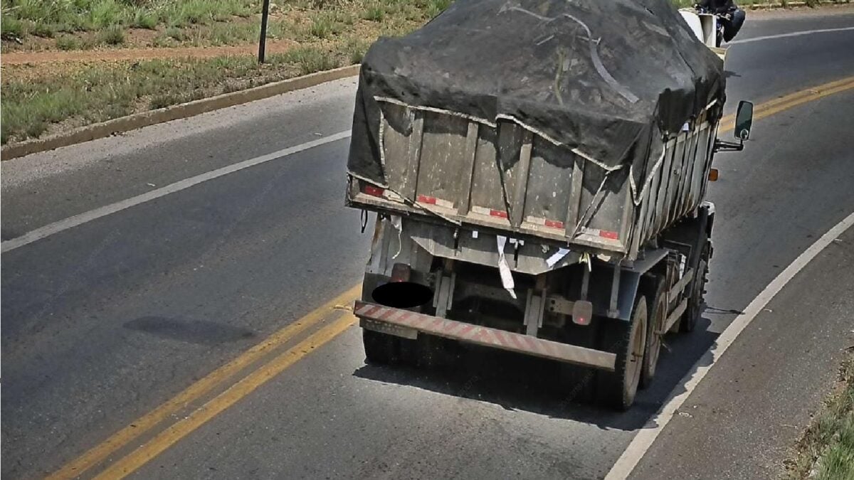 Imagem mostra características do veículo utilizado no descarte irregular do entulho