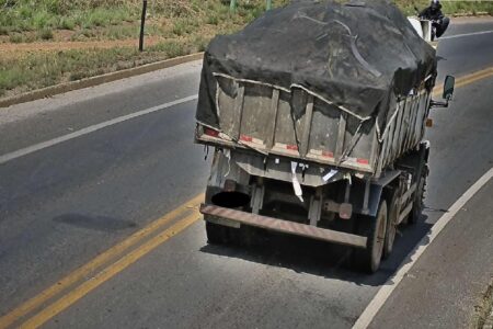 Imagem mostra características do veículo utilizado no descarte irregular do entulho