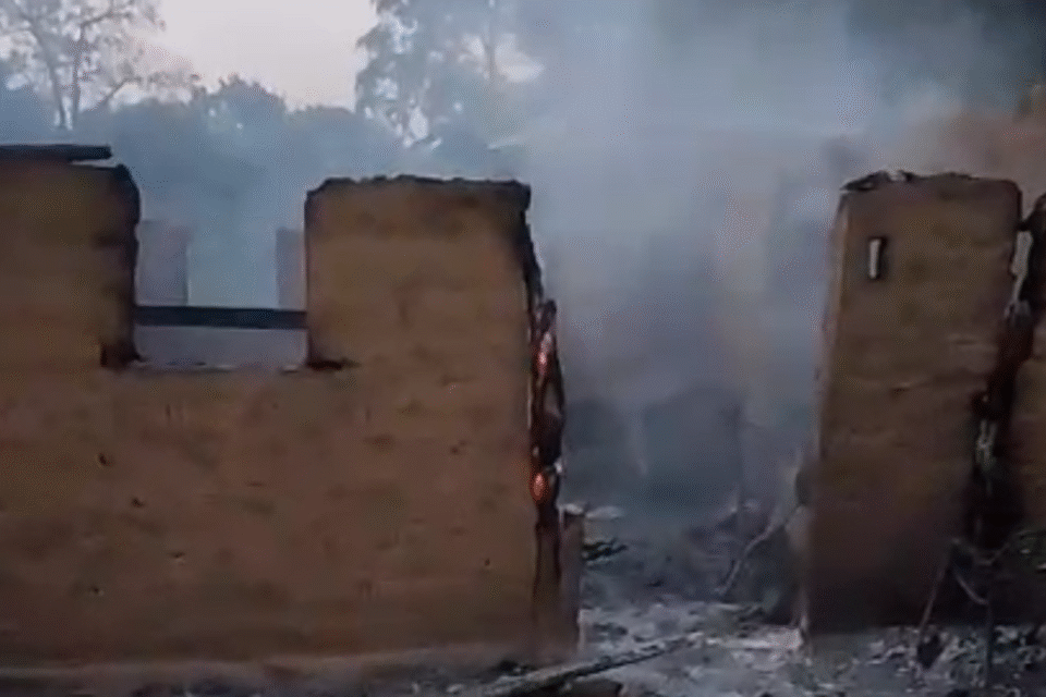 “Não deu tempo de tirar nada”. Moradora tem casa atingida por incêndio na Chapada dos Veadeiros e perde tudo