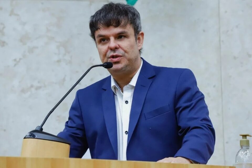 Ex-funcionários denunciam gabinete do vereador Adrilles Jorge de rachadinha