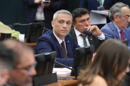 CCJ da Câmara susta ação penal do senador Vanderlan contra o deputado Gustavo Gayer