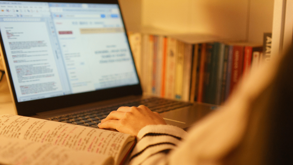 Imagem de uma pessoa estudando