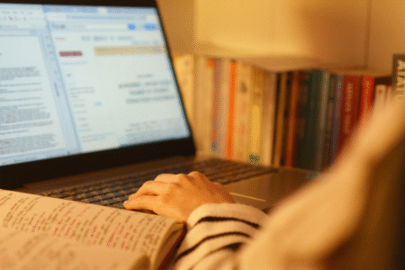 Imagem de uma pessoa estudando