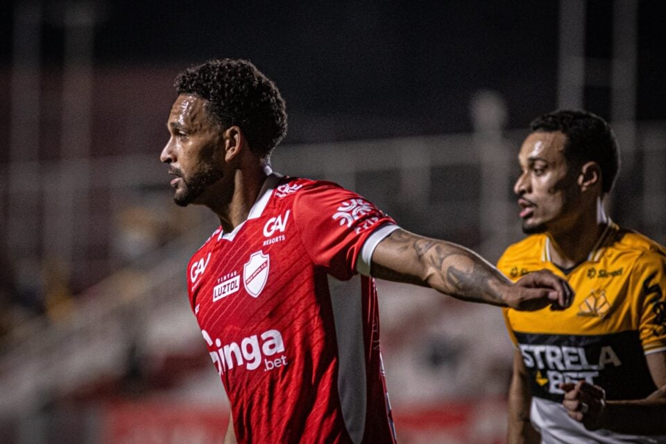 Júnior Todinho em jogo do Vila Nova