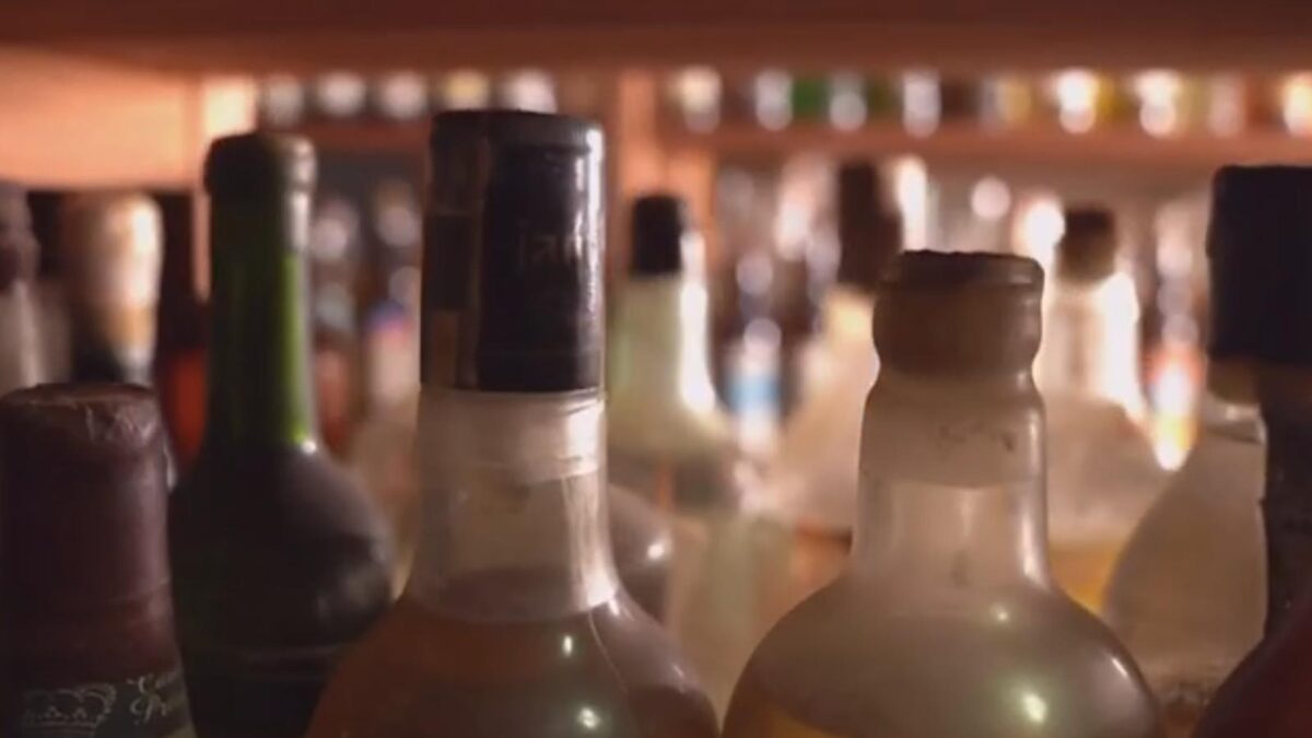 Metanol usado na limpeza de garrafas de bebidas pode explicar intoxicações, segundo polícia