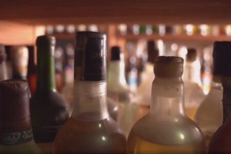 Metanol usado na limpeza de garrafas de bebidas pode explicar intoxicações, segundo polícia