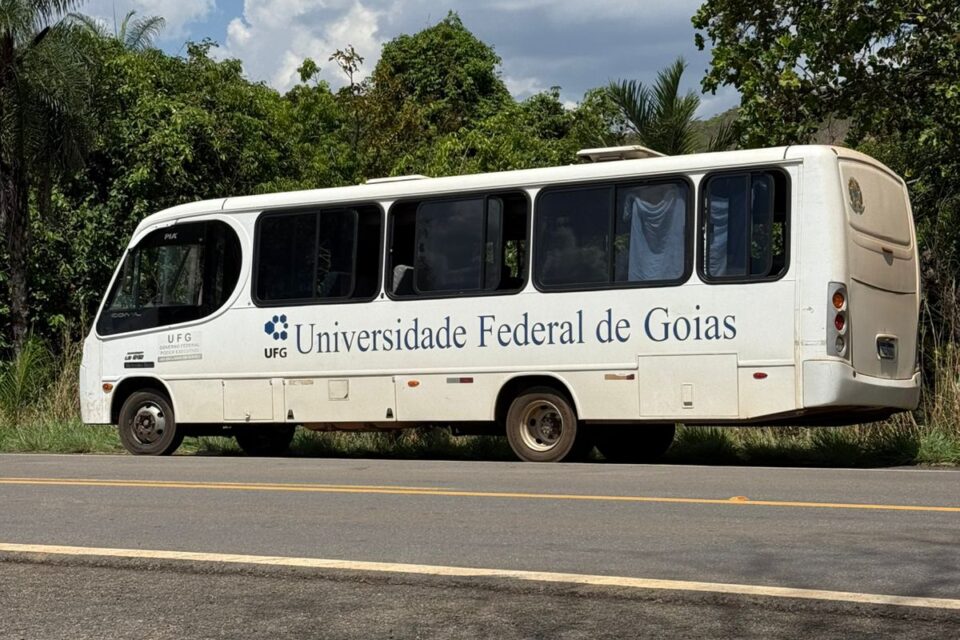 Imagem do ônibus parado