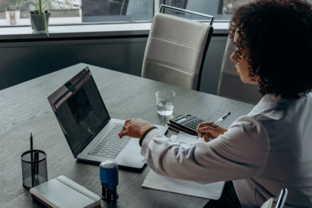 Imagem de uma mulher trabalhando