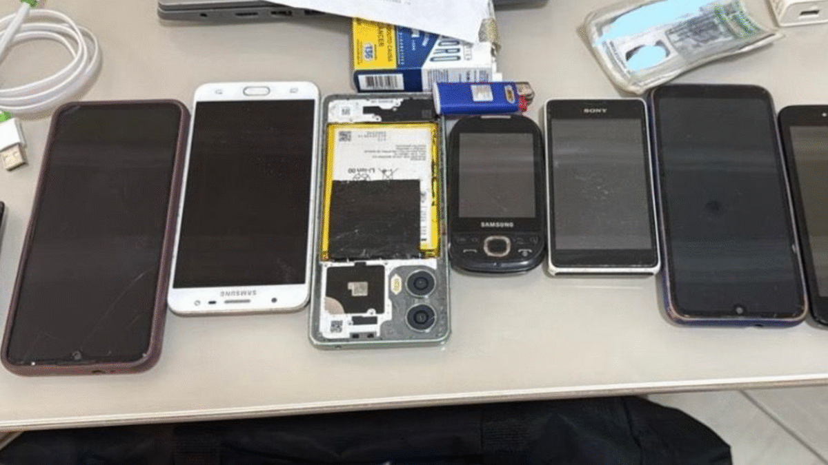 Celulares apreendidos durante operação (Foto: Divulgação/MPGO)