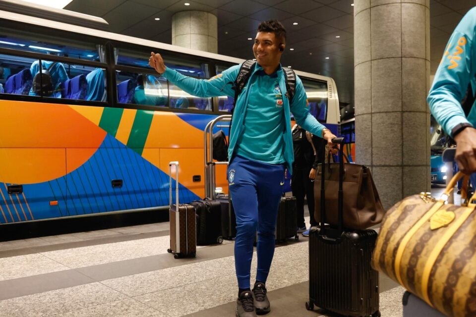 Casemiro em chegada da seleção brasileira no Japão