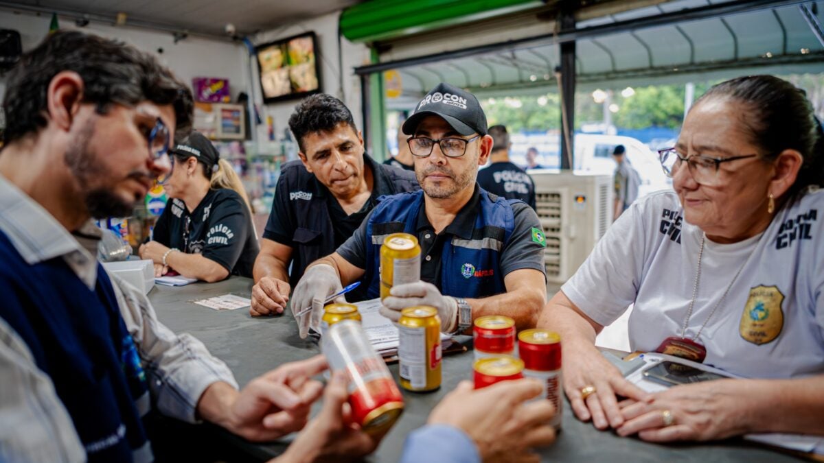 Imagem mostra agentes durante inspeção em estabelecimento da cidade de anápolis