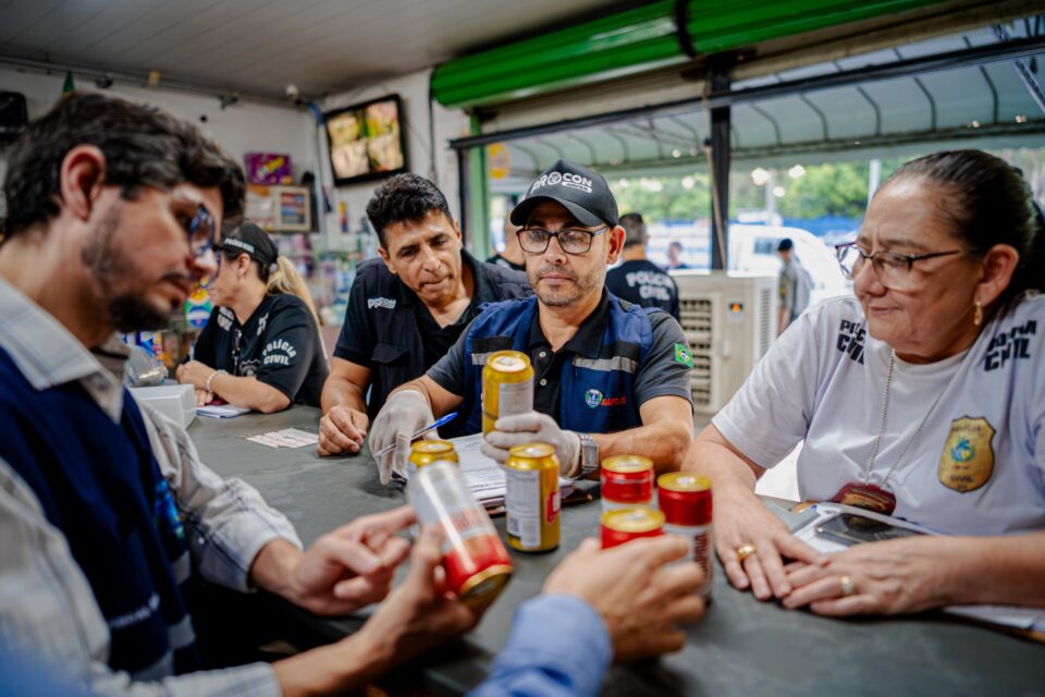 Imagem mostra agentes durante inspeção em estabelecimento da cidade de anápolis